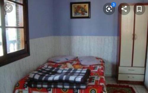um quarto com uma cama e uma janela em Pousada Terra das Águas em São Lourenço