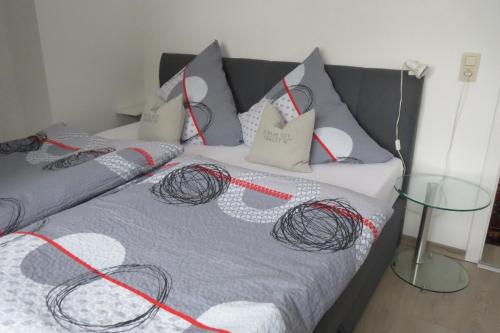 een slaapkamer met een bed met rode en witte kussens bij Chalet M in Eupen