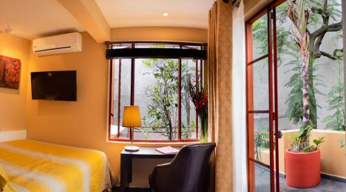 1 dormitorio con cama y ventana en The Red Tree House, en Ciudad de México