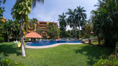 Bazén v ubytování Hotel Puerta Del Mar Ixtapa nebo v jeho okolí
