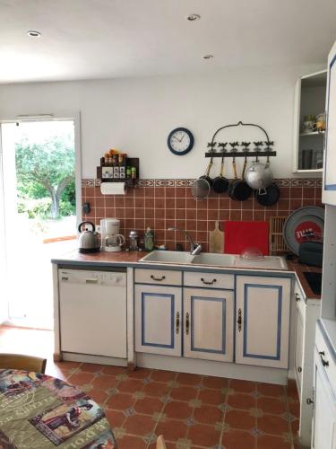 a kitchen with a sink and a counter at Gite de l'Amandari - classé 3 etoiles Prefecture - piscine chauffée privative, terrasses et jardin, 5 minutes à pied du village in Plan-de-la-Tour