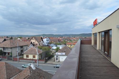 einen Balkon mit Stadtblick in der Unterkunft Hotel Premier in Sibiu