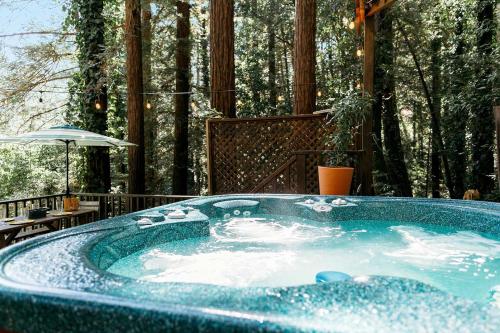 a hot tub in the middle of a yard at Artist's Perch in Guerneville