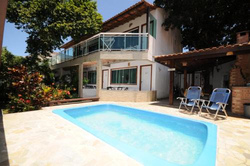 una piscina davanti a una casa di MARESIA Búzios a Búzios