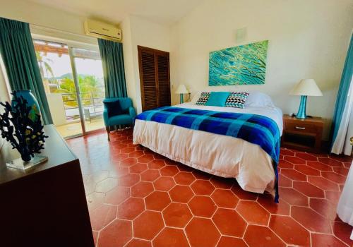 Cama o camas de una habitación en Casa Piramide: Fully Furnished 2-Bedroom House w/ Private Swimming Pool and Waterfall, 5 Minute Walk from the Beach