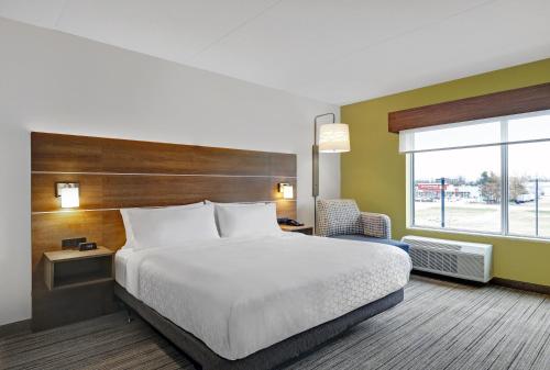 Ένα ή περισσότερα κρεβάτια σε δωμάτιο στο Holiday Inn Express & Suites - Port Elgin