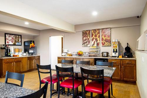 een keuken met een tafel en stoelen in een keuken bij Red Roof Inn Cameron in Cameron