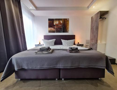 um quarto com uma cama grande e toalhas em check-inn hotels - Essen em Essen
