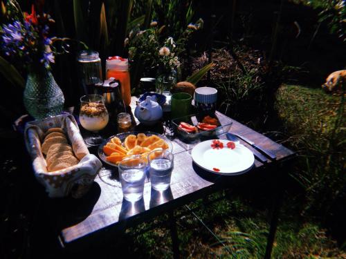 un tavolo da picnic con cibo e bevande di Raices del Mar a La Pedrera