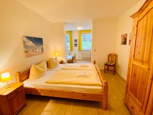 a bedroom with a large bed in a room at Villa Caprivi - Ferienwohnung E2 in Heringsdorf