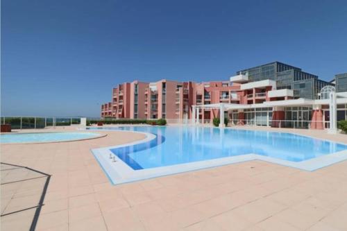 une grande piscine au sommet d'un immeuble dans l'établissement Bon Cap Corniche 3 étoiles avec Terrasse Clim vue mer parking, à Sète