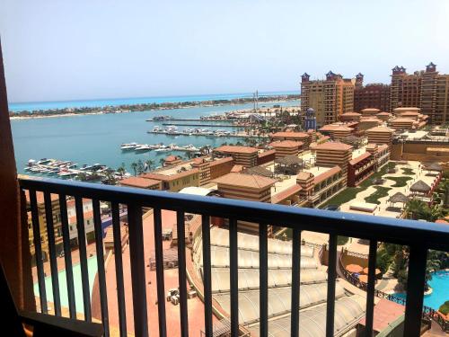 uma vista para uma marina a partir de uma varanda em sea view apartment in Porto Marina em El Alamein