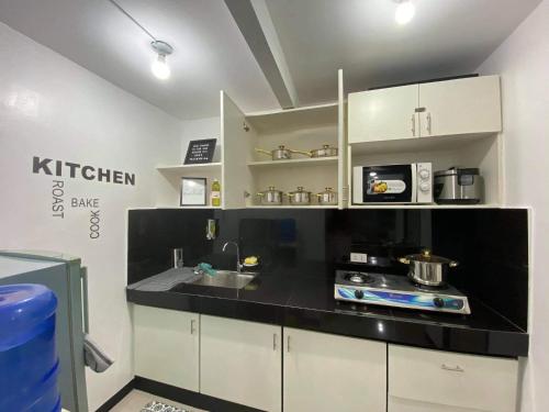 Una cocina o cocineta en Balcony & 2BR TownHouse - near Clark Airport & Aqua Planet - TRP2