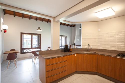 uma cozinha com um lavatório e uma bancada em Parador Casa da Praia em Torres