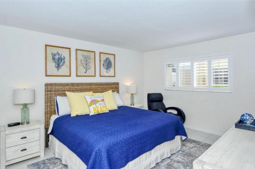 Foto da galeria de LaPlaya 101A Step out to the beach from your screened lanai Light and bright end unit em Longboat Key
