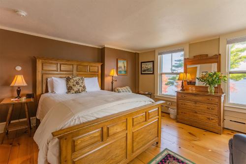 A bed or beds in a room at Lake House at Ferry Point