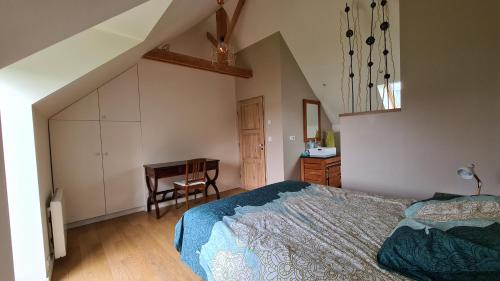 une chambre avec un lit, une table et un bureau dans l'établissement TY MIALY, à Erdeven