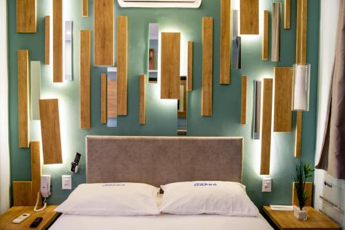 a bedroom with a bed and a wall of mirrors at Itapuã II Fx São Sepé in Santa Maria