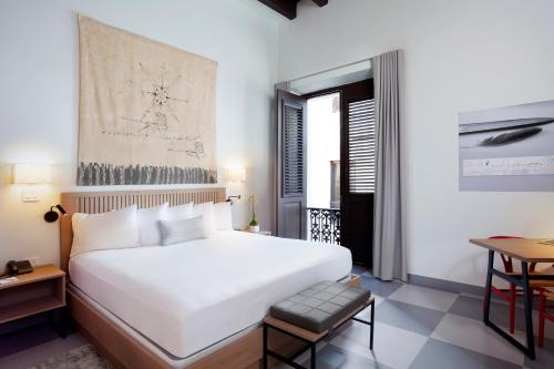 Ένα ή περισσότερα κρεβάτια σε δωμάτιο στο Palacio Provincial San Juan, Adults only, Curio Collection by Hilton