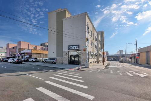 an empty street with a hotel on the side of a building at Hotel Pergola Jamaica JFK in Queens