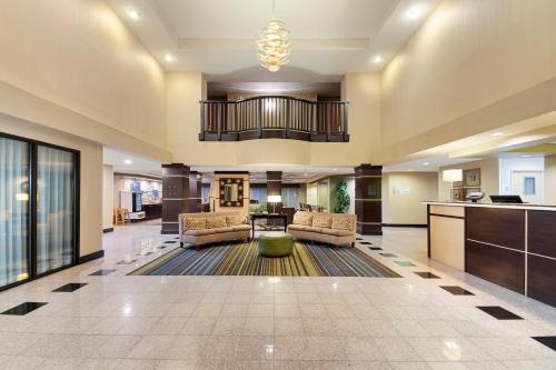 an open lobby with a living room and a kitchen at Holiday Inn Express Bloomington West by IHG in Bloomington