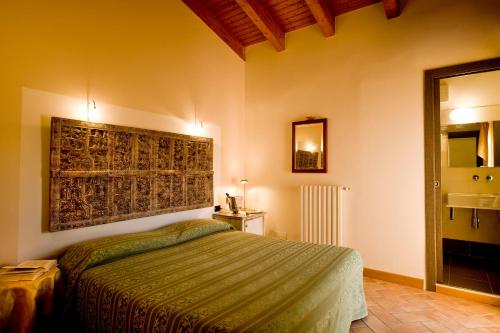 una camera con letto e copriletto verde di Hotel Noce a Brescia