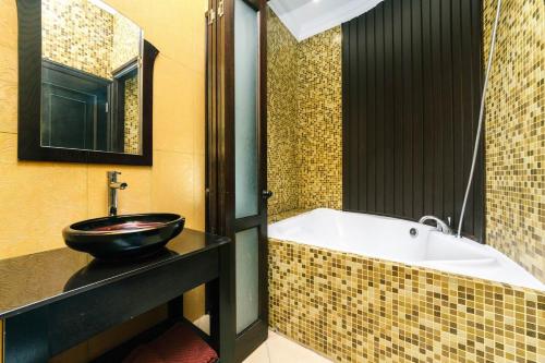 ein Badezimmer mit einer Badewanne, einem WC und einem Waschbecken in der Unterkunft VIP apartment. Kreshatik, Maidan Nezavisimosti. in Kiew
