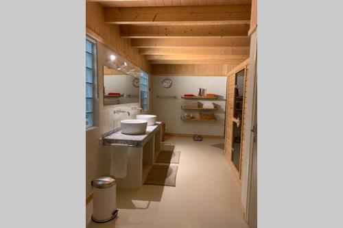 La salle de bains est pourvue d'un lavabo et de 2 lavabos. dans l'établissement Karibu de Stallen (met Sauna en Stoom douche), à Daarle