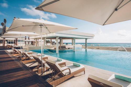 Kolam renang di atau dekat dengan Coral Level at Iberostar Selection Cancun