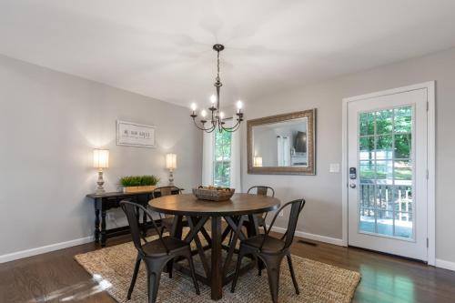 a dining room with a table and chairs at Explore Historic DT In This Cozy Open Air 5BR Stay in Cartersville