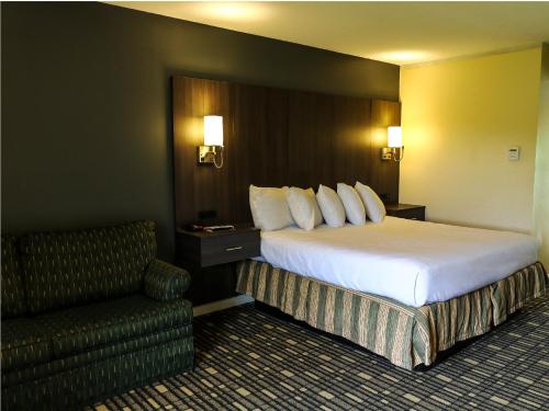 Postel nebo postele na pokoji v ubytování Fairbanks Inn