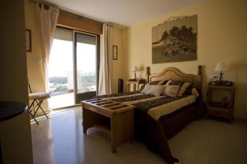 カリオサ・デ・エンサリアにあるCasa Cristinaのベッドルーム1室(ベッド1台、大きな窓付)
