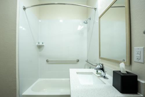 Ένα μπάνιο στο Best Western Houston Bush IAH Intercontinental Airport Inn