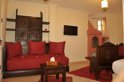 TV a/nebo společenská místnost v ubytování Hotel Riad Ben Atar