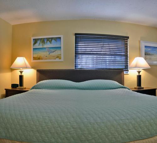 una camera con un grande letto con due lampade di Sarasota - Alvarado 2107 a Sarasota