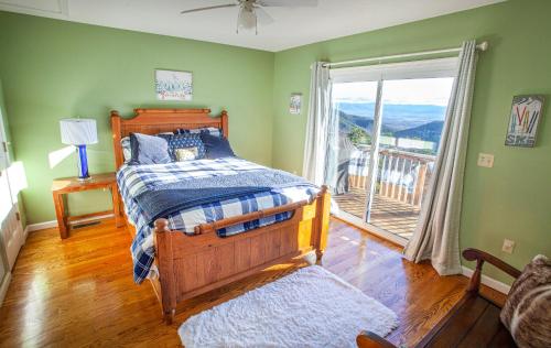 - une chambre avec un lit et une porte coulissante en verre dans l'établissement Family Friendly Massanutten Home with Beautiful Mountain Views!, à McGaheysville