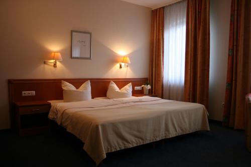 Кровать или кровати в номере Hotel Wilhelmshöhe
