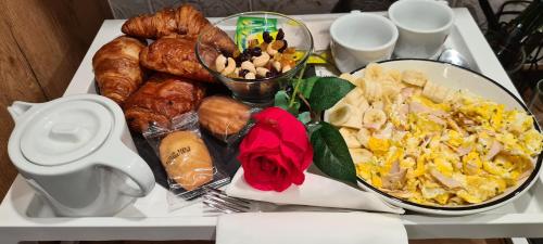 uma bandeja de alimentos com diferentes tipos de alimentos para o pequeno-almoço em Love Rooms de la Presqu'île em Saint-Vincent-de-Paul