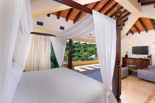 Giường trong phòng chung tại Room in Villa - Elegant suite with beach view