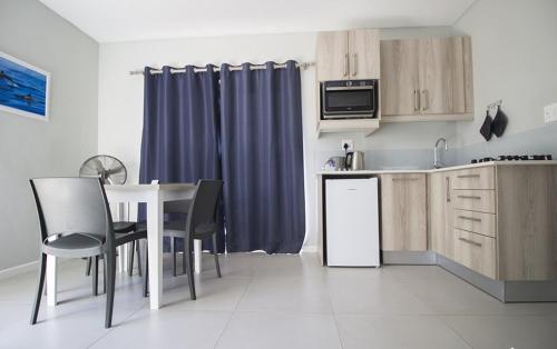 Una cocina o cocineta en Kleinmond Lodge