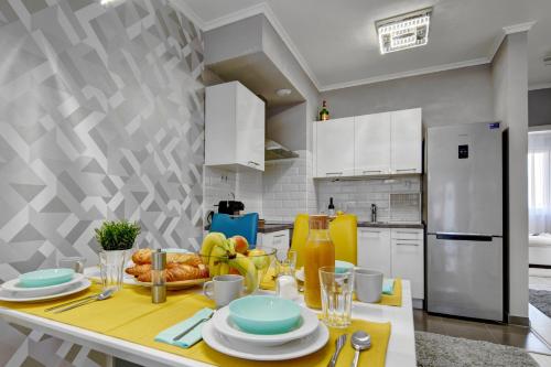 una cocina con una mesa con platos de comida. en Vision Apartments Budapest, en Budapest