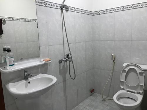 Koupelna v ubytování Nhà nghỉ Linh Quân