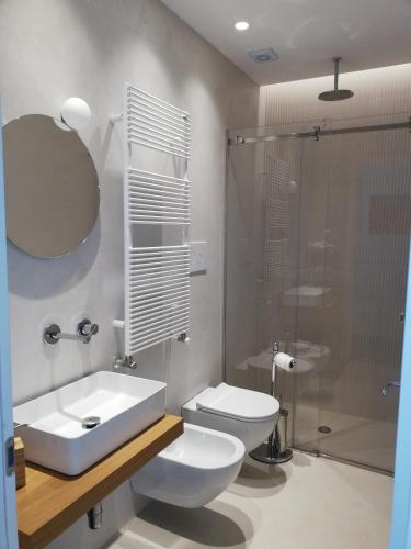 a bathroom with a toilet and a sink and a shower at Mondello Felix - appartamenti in villa a 600m dal mare in Mondello