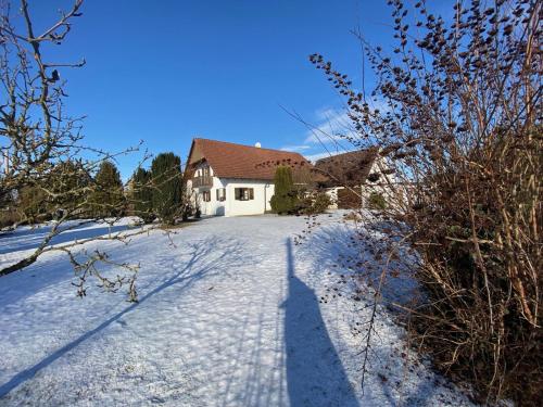 uma longa sombra de uma casa na neve em Landhaus in Pförring em Pförring