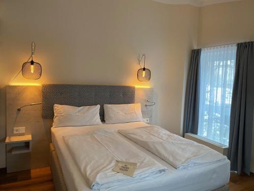 Postel nebo postele na pokoji v ubytování Safranberg Hotel & Sauna