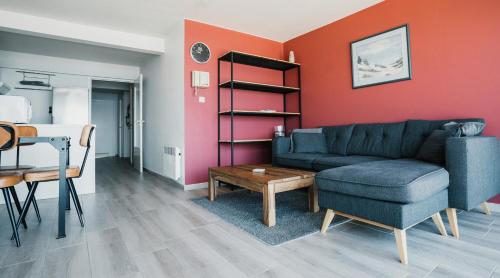 a living room with a couch and a table at Appartement Val Rose II, 11de verdieping in Blankenberge