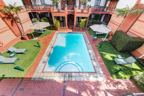 Πισίνα στο ή κοντά στο Courtyard Hotel Rosebank