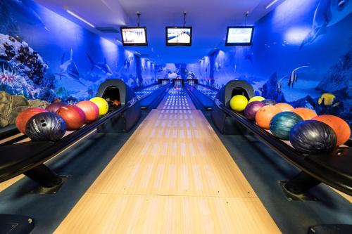 a bowling alley with balls on the lanes at Dwór Ostoia in Rymanów