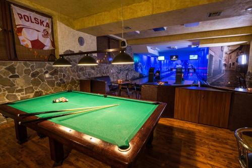 a pool table in a room with a bar at Dwór Ostoia in Rymanów