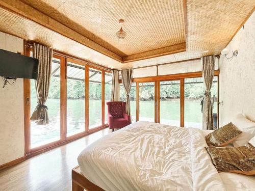 Postel nebo postele na pokoji v ubytování Kodaun River Kwai Resort